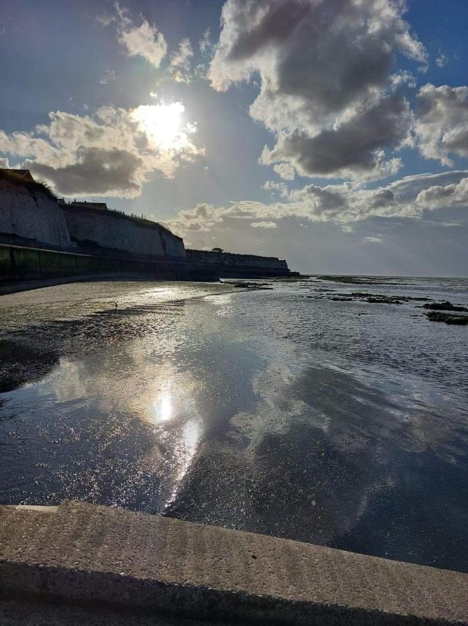 Cosy Cabin By The Seaside With Hot Tub Apartment Birchington-on-Sea Екстериор снимка