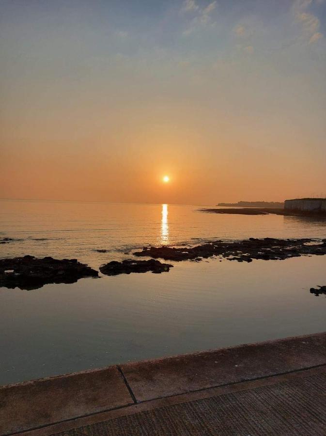 Cosy Cabin By The Seaside With Hot Tub Apartment Birchington-on-Sea Екстериор снимка